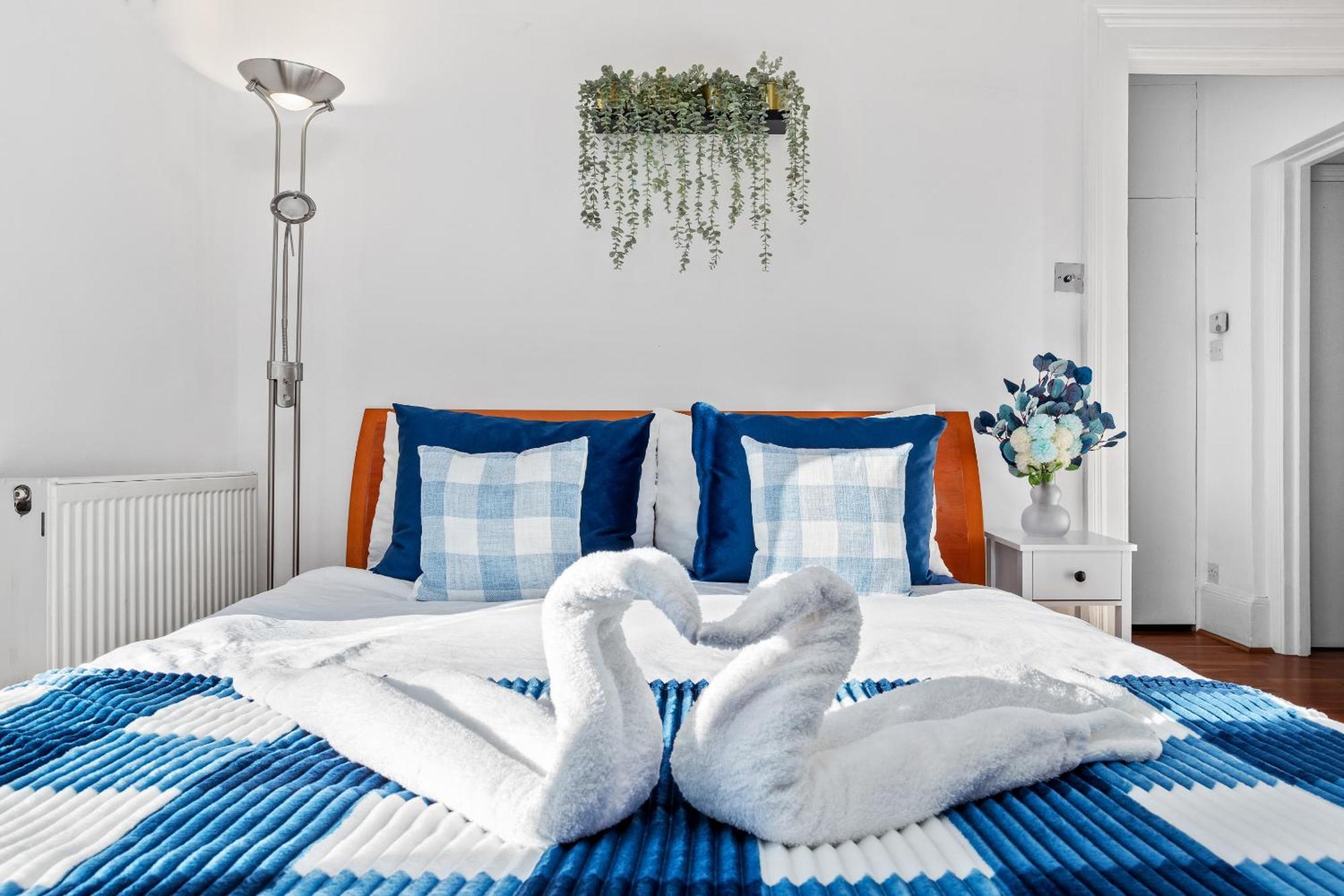 Balcony Blue Theme 1 Bedroom Central London Luxury Flat Near Hyde Park! Accommodates Up To 6! Double Sofa Bed And Next To Station! Exterior photo