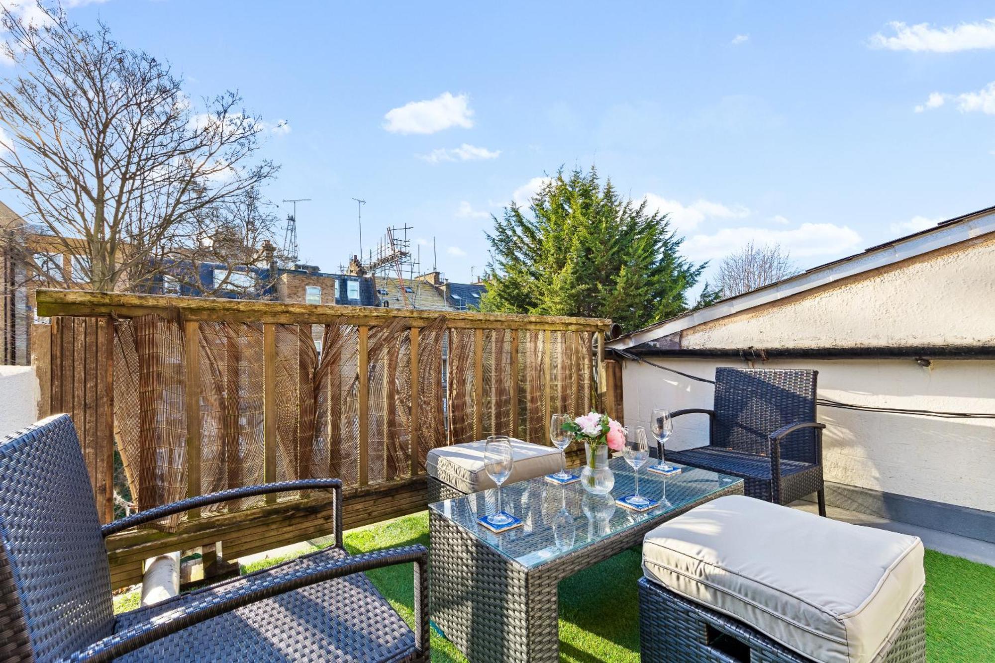 Balcony Blue Theme 1 Bedroom Central London Luxury Flat Near Hyde Park! Accommodates Up To 6! Double Sofa Bed And Next To Station! Exterior photo