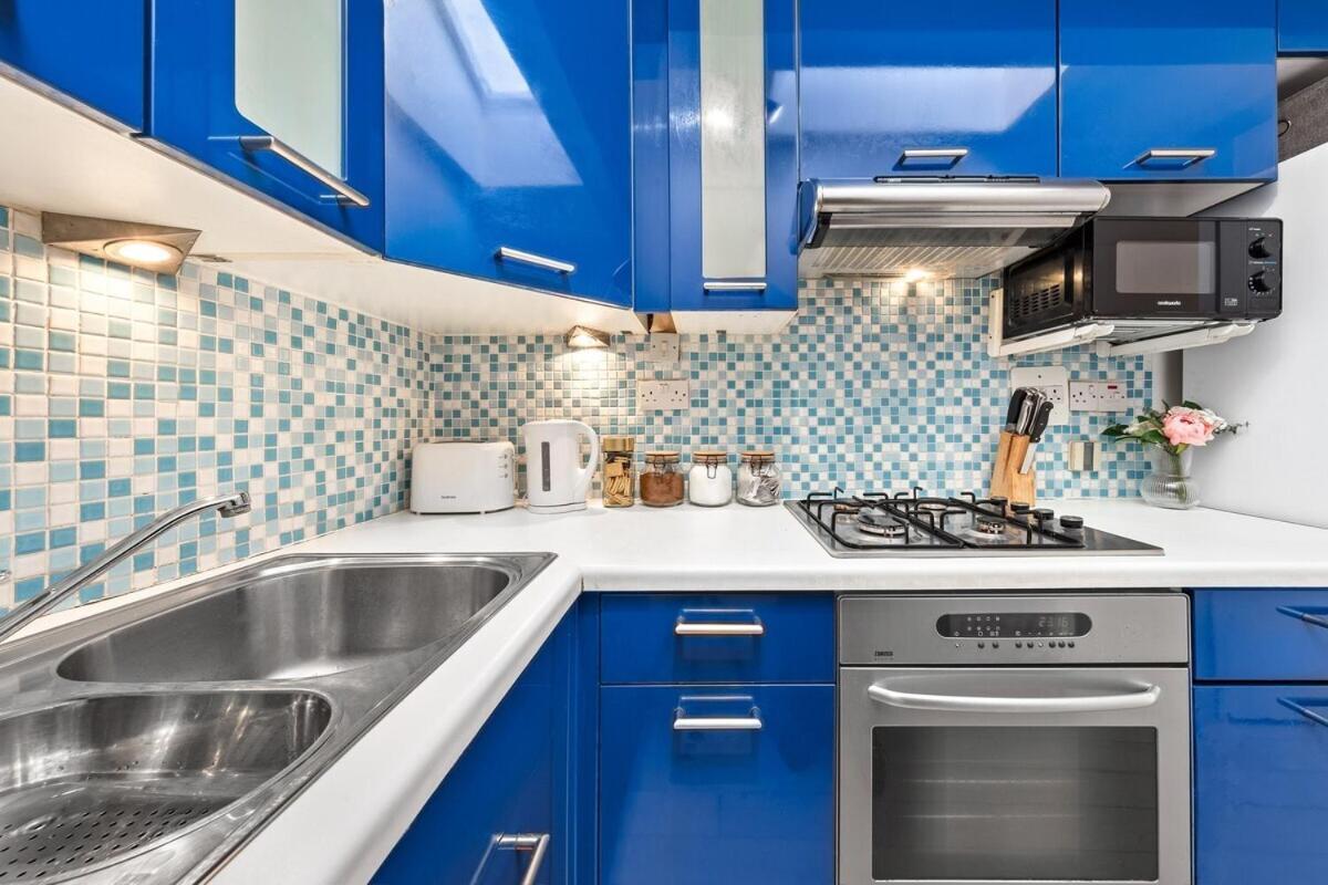 Balcony Blue Theme 1 Bedroom Central London Luxury Flat Near Hyde Park! Accommodates Up To 6! Double Sofa Bed And Next To Station! Exterior photo